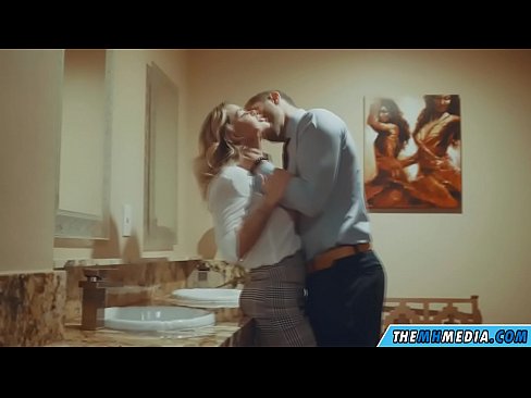 ❤️ جڏهن هڪ busty سنهري اوھان کي هڪ عوامي آرام روم ۾ seduces ☑  اسان وٽ